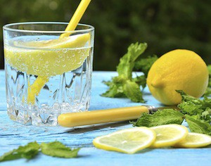 acqua e limone al mattino fa bene alla salute