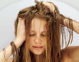 “Uscire con i capelli bagnati va venire la cervicale”, vero o falso?