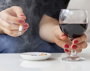 Lo sai che fumo e alcol possono scatenare la psoriasi?