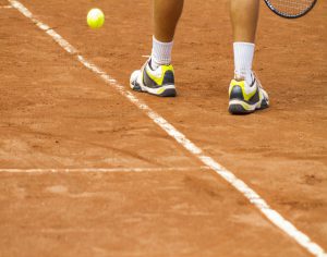 Lo sai che aumenta il rischio di traumi se il campo da tennis è consumato?