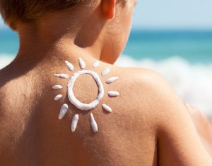 “Bambini, le scottature da sole aumentano il rischio di melanoma”, vero o falso?