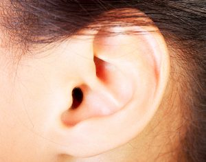 “Due gocce di olio nell’orecchio evitano l’otite da piscina”, vero o falso?
