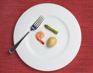 Cosa succede al corpo se si mangia poco?