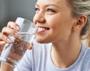 Mangiato troppo? Bere acqua aiuta la digestione