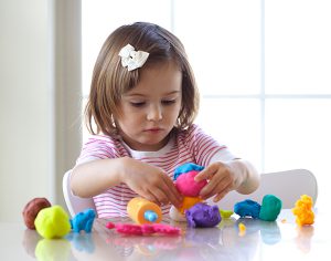 “Bambini e celiachia, meglio evitare il gioco con paste modellanti (Didò e Play-Doh)”, vero o falso?