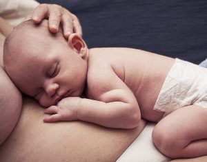 “Mamma e bimbo, il contatto pelle-pelle favorisce l’allattamento al seno”, vero o falso?