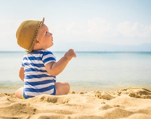 Neonati e mare: 5 consigli per proteggerli sotto il sole