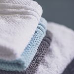 Brufoli da follicolite, lo sai che l’uso corretto dell’asciugamano riduce il fastidio?