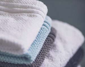 Brufoli da follicolite, lo sai che l’uso corretto dell’asciugamano riduce il fastidio?