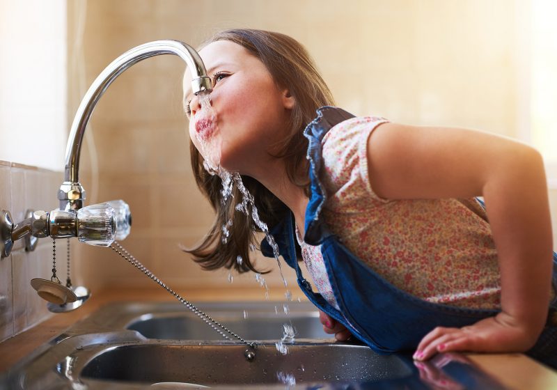 “L’acqua del rubinetto è meno pura e sana di quella in bottiglia”, vero o falso?